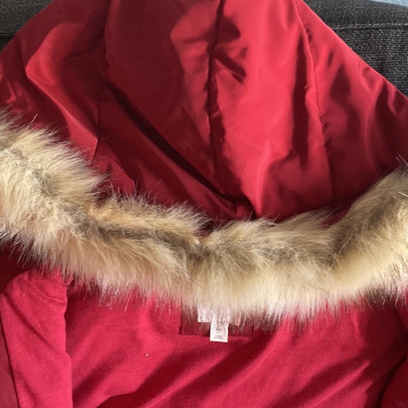 Red Gap hooded puffer vest with detachable faux fur - Picture 2 of 9